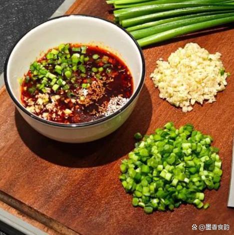 半在蘸料饺子蘸料段位里的美食江湖电子pg吃饺子的乐趣一半在馅料一(图4) 半在蘸料饺子蘸料段位里的美食江湖电子pg吃饺子的乐趣一半在馅料一(图4)