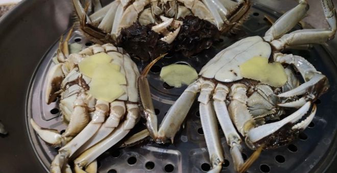 蒸螃蟹不直放姜鲜嫩锁汁超简单pg电子平台海鲜老板私藏招(图1)