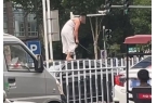 辆轿车通报：系精神病发作家属愿意承担赔偿